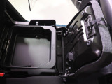 助手席シートアンダーボックスは小物や靴を収納するのに便利です。
