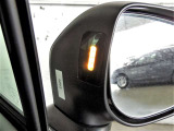 走行中、左右後方付近の車両が死角で確認できない場合、LEDが点灯して車両が接近している事をお知らせします。車線変更の挙動をとると、点灯のLEDが早い点滅に変わり、接触の恐れがあることをお知らせします。