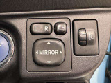 電動格納ミラーの操作スイッチですね。 駐車時にミラーを動かそうと外に出る必要も無く、悪天候の時でも運転席に居ながらミラーの操作できますよ。 一度使うと手放せない装備ですよね。