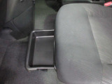 助手席のシートの下にも、小物入れが付いています。