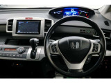 運転にかかわる様々な操作を安全に行えるように視点移動が少なく、操作性に配慮されたスイッチ類が凝縮されたコクピットです。