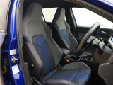 GOLF R専用のヘッドレスト一体型スポーツシートを採用しています。ロングドライブの疲労を軽減します
