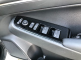 【窓操作部分】運転席のスイッチでは、すべてのウィンドーの開閉操作を行うことができます。