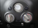 【マニュアルエアコン】ダイヤルを回して簡単に温度調整ができます。車内も快適ですね!