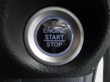 キーを回さず、ワンプッシュでエンジンのスタートストップが出来ます。ゲームやレーシングカーの感覚です。