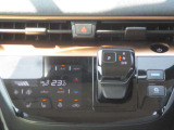オートエアコンですので、車内を快適な空間に出来ます♪ 簡単操作のタッチパネル式です。