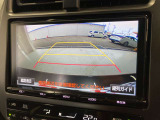 こちらのバックカメラは画面にラインが表示されておりますので、バック時のクルマの進行方向の目安になります。より高いレベルで車庫入れをサポートする、便利な機能ですね。