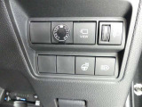 VIEWスイッチは押していただくと車両の全周囲をナビのモニターで確認できます。車高の高い車両では出発時に小さな障害物やお子様の確認が出来ますので安全ですね。