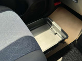 助手席シート下に収納があります。普段使わない車検証ケースなど入れておくのに便利です。