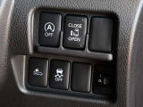運転席右側にはエマージェンシーブレーキ、VDC、LDW(車線逸脱警報)等の操作スイッチが有ります。