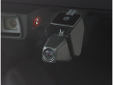 純正リヤビューカメラを使い、後方録画にも対応しているドライブレコーダー付です。
