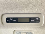 直線的で使いやすい、先進的なデザインのタッチパネル式オートエアコンを採用。さらに、運転席、助手席、後席のトリプルゾーンで別々に温度設定ができるエアコン独立温度調整機能を搭載。