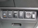 左から衝突軽減ブレーキ、車線逸脱警報、ヘッドライトレベライザー、横滑り防止装置(ESC)、ドアミラーの格納&調節のスイッチです☆