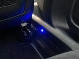 フットライトLEDはオプション装着品で、エンジン動作時は「青」、エンジン停止時は「白」に光る仕様となります。