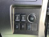 エンジン操作は、スイッチだけの”プッシュボタンスタート“を装備!もうバッグから鍵を取り出さなくてもいいんですよ♪その他、運転席には自動ドア操作やアイドリングストップなどの、主電源スイッチもご用意