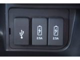 【USBジャック】運転中でもスマートフォン等の充電ができるUSBジャック付き!充電を気にすることなく、ドライブ中の音楽再生や通話等をお楽しみ頂けます!