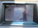 ナビ画面にサイドブラインドモニタ-(助手席側ドアミラーカメラ)の映像を映し出しています。  狭い場所での車庫入れをサポ-トしてくれる便利アイテムです。