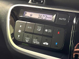 【プラズマクラスターオートエアコン】一度お好みの温度に設定すれば、車内の温度を検知し風量や温度を自動で調整。暑い…寒い…と何度もスイッチ操作をする必要はありません。快適な車内空間には必須の機能ですね♪