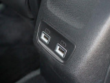 後席用USBソケットも2つ装備。