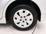 タイヤサイズは195/65R15!残り溝は5ミリ程度です!スチールホイールに錆が、ホイールキャップに傷があります。