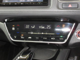 操作部に静電式タッチパネルを採用したフルオートエアコンディショナー。インターナビ同様、スマートフォン感覚の直感操作を実現しています。運転席&助手席シートヒーターがあり、2段階に温度設定が可能です。