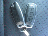 【インテリジェントキー装備】 インテリジェントキーを携帯していれば、スイッチを軽く押すだけでドアのロック/アンロックが可能。さらに車内でもキーを取り出すことなくエンジンの始動・停止操作が出来ます。