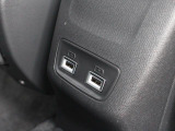 USBソケットがあるので後部座席でも充電をすることができます!