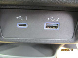 USBソケットが付いて運転中にスマホ等の充電ができます!とても便利です♪