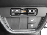 ETC2.0車載器装備しております。2.0は、全国高速道路の約1,700ヵ所に設置された通信アンテナと連動し対応カーナビ画面に渋滞、事故情報・画像等サービスが提供されます。