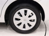 タイヤサイズは175/65R15!納車前の点検時にタイヤ交換させていただきます!ホイールキャップに傷があります。