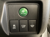 ハンドルの右側には安全装備の、CTBA(シティブレーキアシストシステム)とVSA(ABS+TCS+横滑り抑制)の解除スイッチがついています。燃費に役立つECONボタンもここです。