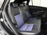 特別設定色ブラック×ブルーのシート表皮が採用されています。前後席間の間隔延長と前席シートバック形状の工夫で、ゆったりとくつろげる後席空間を確保しています。