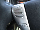 運転中もハンドルから手を放さずにオーディオ操作することができます。