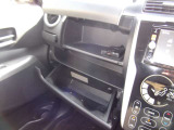 2段式のグローブボックス。 助手席側の収納式のカップホルダー (運転席側にもカップホルダーはございます。) グローブボックス上段にはETC装備です。