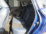 リヤシートは足元空間も広くリラックスしてドライブが楽しめ、ゆったりとおくつろぎ頂けます。