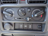【エアコン】暑い夏に車内を快適温度に! 冬だって窓ガラスを曇らないように使える便利な機能! 有ると無いとでは大違いです!