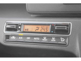 フルオートエアコン☆温度を設定するだけの簡単操作☆設定した温度に合わせて自動で風量や吹き出し口の調節をしてくれます♪ドライブ時も、快適な車内ですね