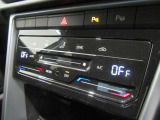 タッチコントロール式のエアコン操作パネルを装備!左右独立で温度調節ができるオートエアコンを装着しておりますのでドライブも快適に楽しめます!