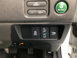 Hondaセンシング用の、VSA(ABS+TCS+横滑り抑制)解除とレーンキープアシストシステムのメインスイッチなどはハンドルの右側に装備しています。燃費に役立つECONボタンもここです。