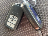 スマートキーは携帯しているだけで、ドアの施錠、解錠、エンジンの始動ができます。