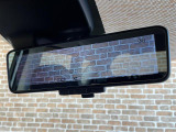 【デジタルインナーミラー】車両後方カメラの映像をミラーに映すことが出来ます。 そのため、後席に人や荷物があって後方が見えづらい場合でもしっかり視界を確保することが出来ます!