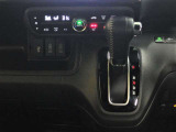 【シートヒーター&USB端子】運転席、助手席にはシートヒーターが装備されております。また充電用USBジャック(急速充電対応タイプ2個付)を装備しております。