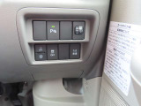 自動(被害軽減)ブレーキ、横滑り防止装置、車線逸脱警報装置など安全装置に関する操作ボタンが付いています。