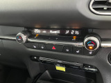 デュアルエアコンが搭載されています!!運転席・助手席でお好みの温度に設定可能です!!