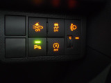 運転席右側のスイッチパネル。スマートアシストやVSC(横滑り抑制機能)、コーナーセンサー等の安全機能のスイッチが並んでいます。