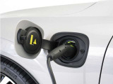 専用コードを接続するだけで簡単に充電が行えます。プラグインハイブリッドモデルRecharge PHEV T6 AWDは、走行中の充電のほか、自宅などに設置された充電機器からの充電が可能です。
