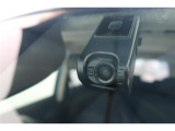 【ドライブレコーダー】もしもの時に頼れる装備です。車窓から撮影した記録映像としても活用できます。見逃して通り過ぎた道沿いの看板や建物の確認、ドライブコースの素晴らしい景色の思い出にもなります
