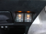 【快適温熱シート】運転席と助手席をそれぞれ独立して操作でき、HighとLowの2段階に温度調節も可能なため、座る人と室内温度にあわせた快適なシート温度が得られます♪