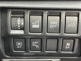 【パワーリヤゲート】スイッチひとつで後ろのバックドアを電動で開閉できます。荷物などで手がふさがっている時や離れた場所からでも、スマートにカーゴルームにアクセスできます。//