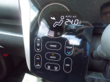 車内を快適温度に保ってくれるオートエアコン装着車。